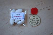 Carica l'immagine nel visualizzatore di Gallery, Confetti e portachiavi laurea