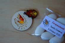 Carica l'immagine nel visualizzatore di Gallery, SACCHETTINI JUTA CRESIMA CON PORTACHIAVI