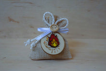 Carica l'immagine nel visualizzatore di Gallery, SACCHETTINI JUTA CRESIMA CON PORTACHIAVI