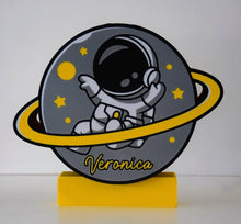Carica l'immagine nel visualizzatore di Gallery, LAMPADA A TEMA ASTRONAUTA