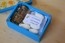 Carica l'immagine nel visualizzatore di Gallery, BOMBONIERE BATTESIMO CON SEMI PER API