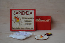 Carica l&#39;immagine nel visualizzatore di Gallery, BOMBONIERE CRESIMA CON DONI SPIRITO SANTO E PORTACHIAVI

