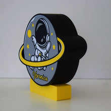 Carica l&#39;immagine nel visualizzatore di Gallery, LAMPADA A TEMA ASTRONAUTA
