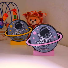 Carica l'immagine nel visualizzatore di Gallery, LAMPADA A TEMA ASTRONAUTA
