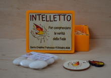 Carica l&#39;immagine nel visualizzatore di Gallery, BOMBONIERE CRESIMA CON DONI SPIRITO SANTO E PORTACHIAVI

