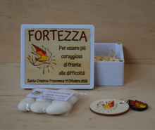 Carica l&#39;immagine nel visualizzatore di Gallery, BOMBONIERE CRESIMA CON DONI SPIRITO SANTO E PORTACHIAVI
